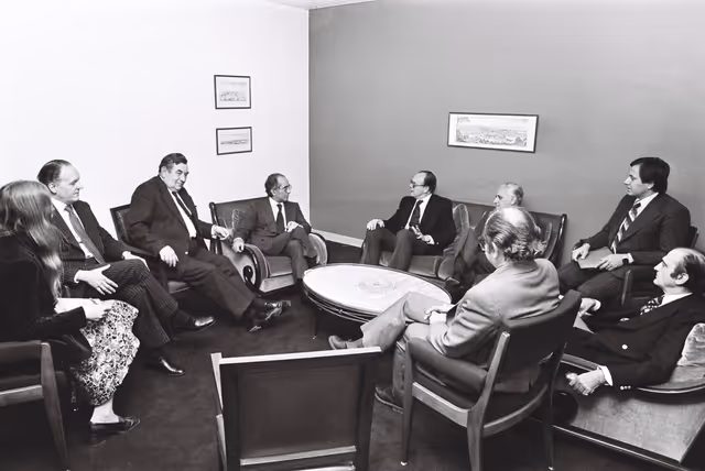 Fotografia 5: Emilio COLOMBO meets with a Greek delegation in Strasbourg