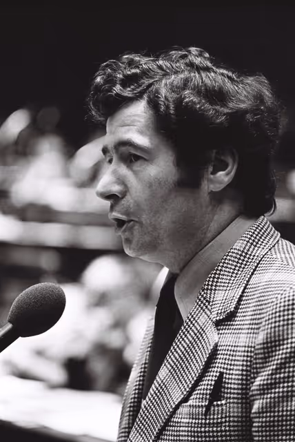 Photo 5: The delegue Charles McDONALD during a session in October 1977.