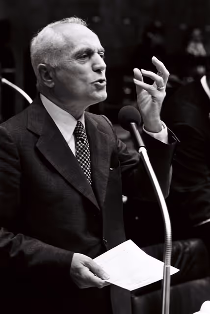 Foto 32: Michele CIFARELLI, Member of the European Parliament, during a session in October 1977.