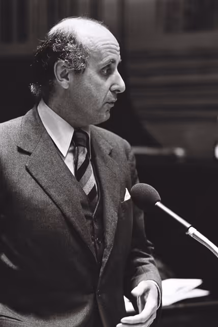 Foto 27: Member of the European Commission Etienne DAVIGNON during a session in Luxembourg on October 1977.