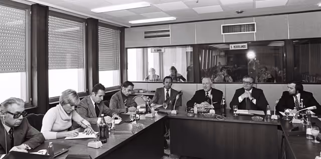 Fotografia 6: Plenary Session in Luxembourg on October 1977.