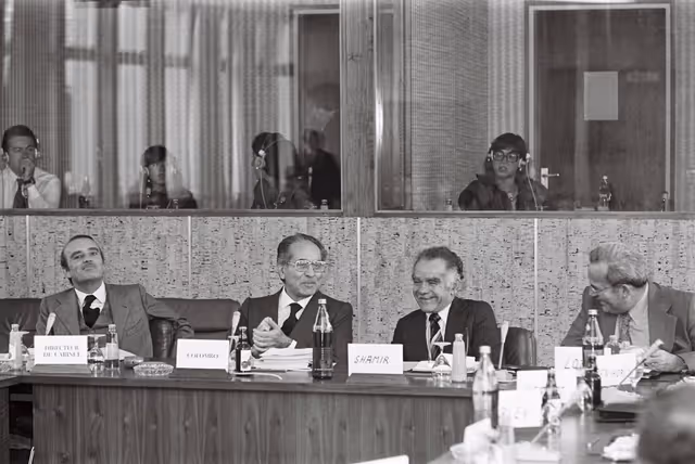 Fotografia 11: Plenary session in October 1977.
