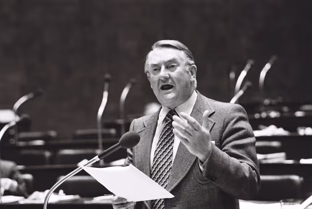 Photo 1: The delegue AIGNER, Heinrich during a session in Luxembourg in October 1977.