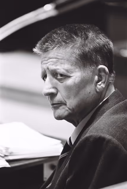 Photo 25: The delegue Giorgio AMENDOLA during a session in October 1977.