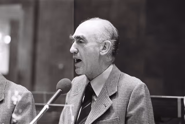 Photo 3: The delegue Aldo MASULLO during a session in October 1977.