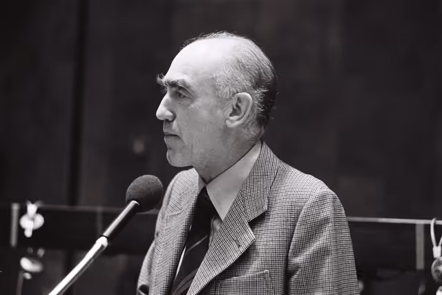 Photo 4: The delegue Aldo MASULLO during a session in October 1977.