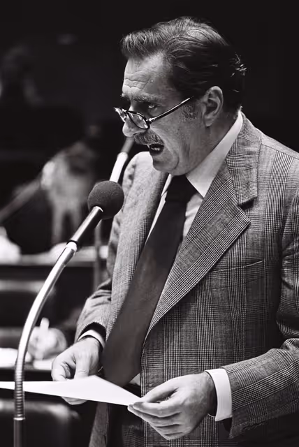 Foto 17: European Commissioner Lorernzo NATALI during a session in Luxembourg on October 1977.