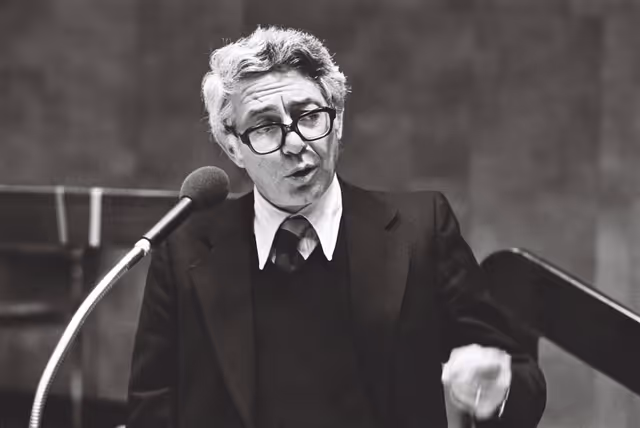 Photo 31: The Delegue Giuseppe VITALE during a session in Luxembourg on October 1977.