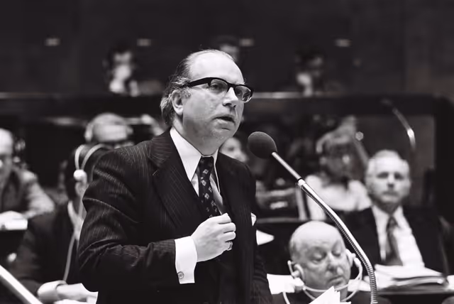 Foto 8: Belgium Secretary of State Mark EYSKENS during a session in October 1977.