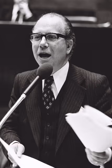 Foto 7: Belgium Secretary of State Mark EYSKENS during a session in October 1977.