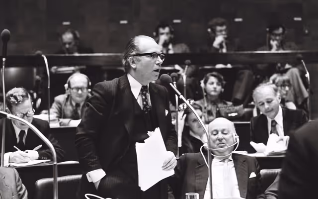Foto 9: Belgium State Secretary Mark EYSKENS during a session Luxembourg in October 1977.