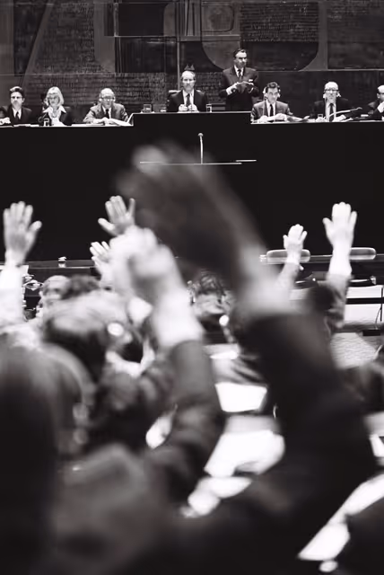 Foto 31: MEP's voting during a session in Luxembourg in October 1977.