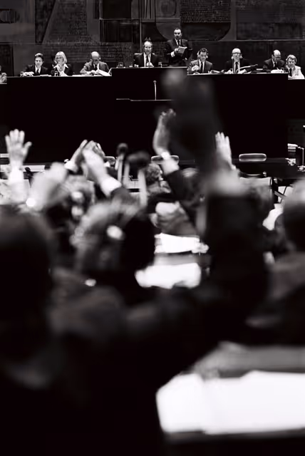Foto 30: MEP's voting during a session in Luxembourg in October 1977.