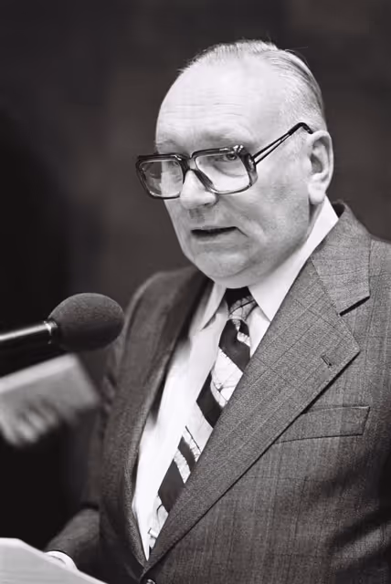 Photo 16: The delegue Gerhard FLAMIG during a session in Luxembourg in October 1977.