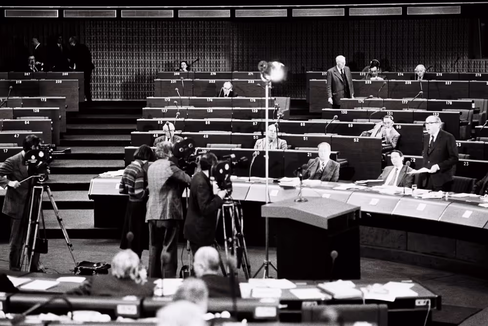 Plenary session in Strasbourg in December1977. TV crew