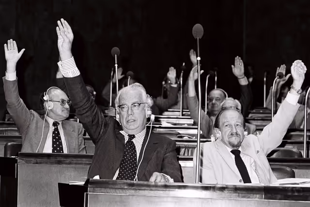 Fotografie 39: Sir Geoffrey Stanley DE FREITAS and Erik Carl HOLST (R) during a plenary session in Luxembourg, 3-7 July 1978.