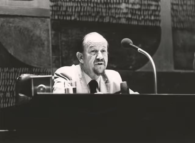 Fotografie 9: Erik Carl HOLST during a plenary session in Luxembourg, July 1978.