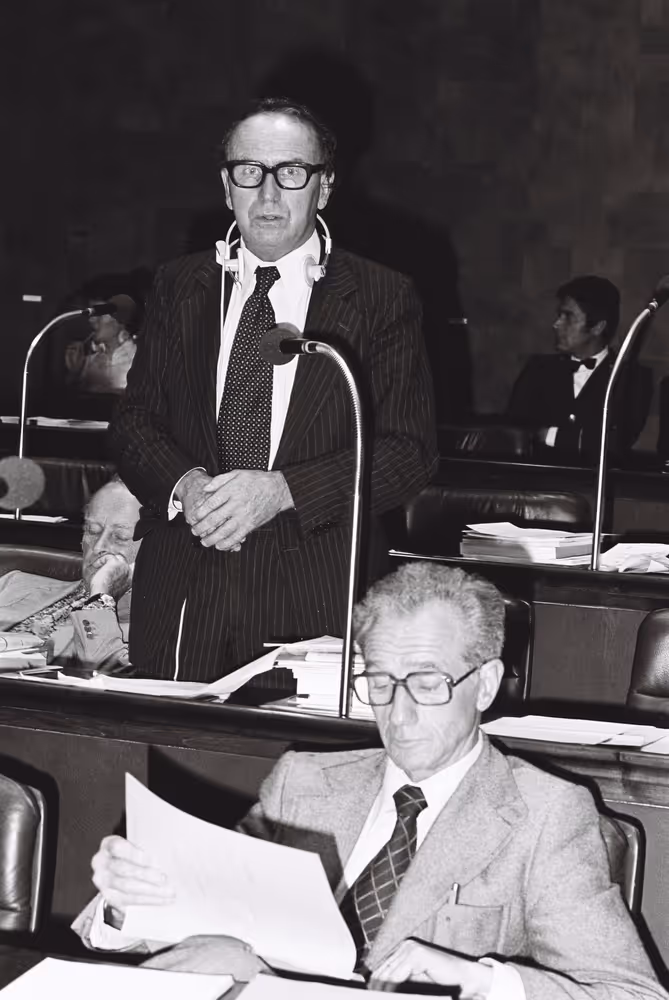 Gerald L'ESTRANGE during a session in Luxembourg in September 1978.