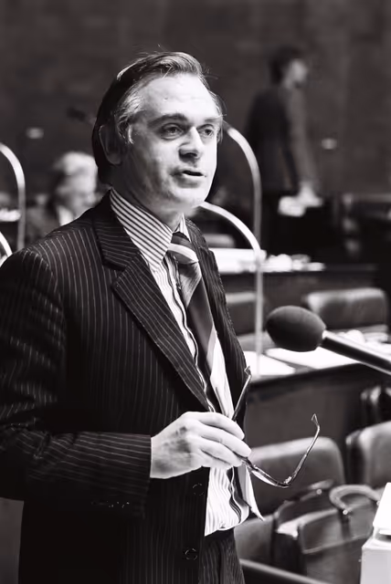 Foto 17: George CUNNINGHAM, Member of the European Parliament, during a session in Luxembourg in September 1978.