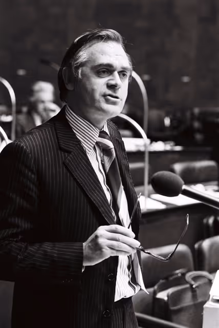 Foto 16: George CUNNINGHAM, Member of the European Parliament, during a session in Luxembourg in September 1978.