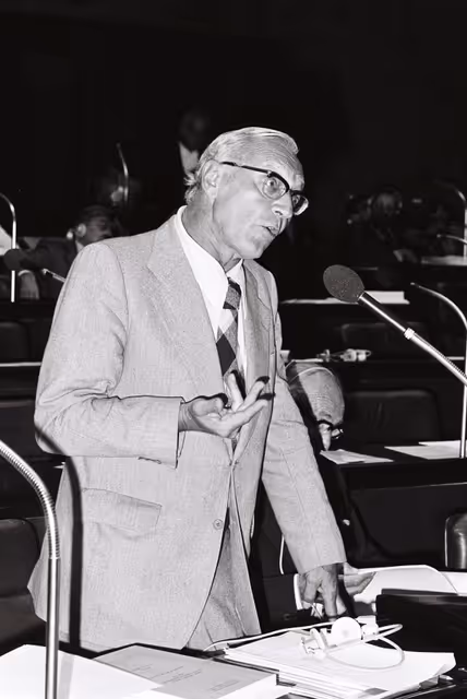 Foto 34: Willy CALEWAERT, Member of the European Parliament, during a session in Luxembourg in September 1978.