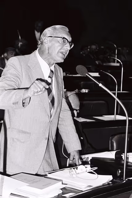 Foto 33: Willy CALEWAERT, Member of the European Parliament, during a session in Luxembourg in September 1978.