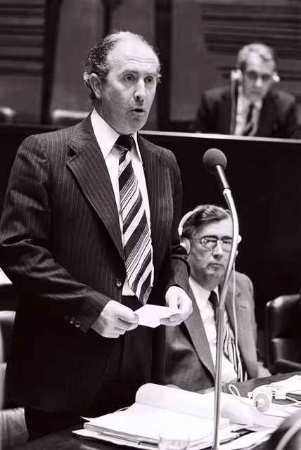 Foto 6: Commissioner Richard BURKE during a session in Luxembourg on September 1978