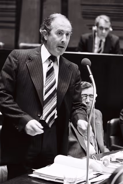 Foto 4: Commissioner Richard BURKE during a session in Luxembourg on September 1978
