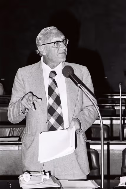 Foto 35: Willy CALEWAERT, Member of the European Parliament, during a session in Luxembourg in September 1978.