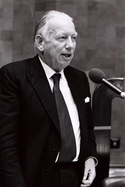 Foto 41: Sir Derek WALKER-SMITH, during a session in Luxembourg on September 1978