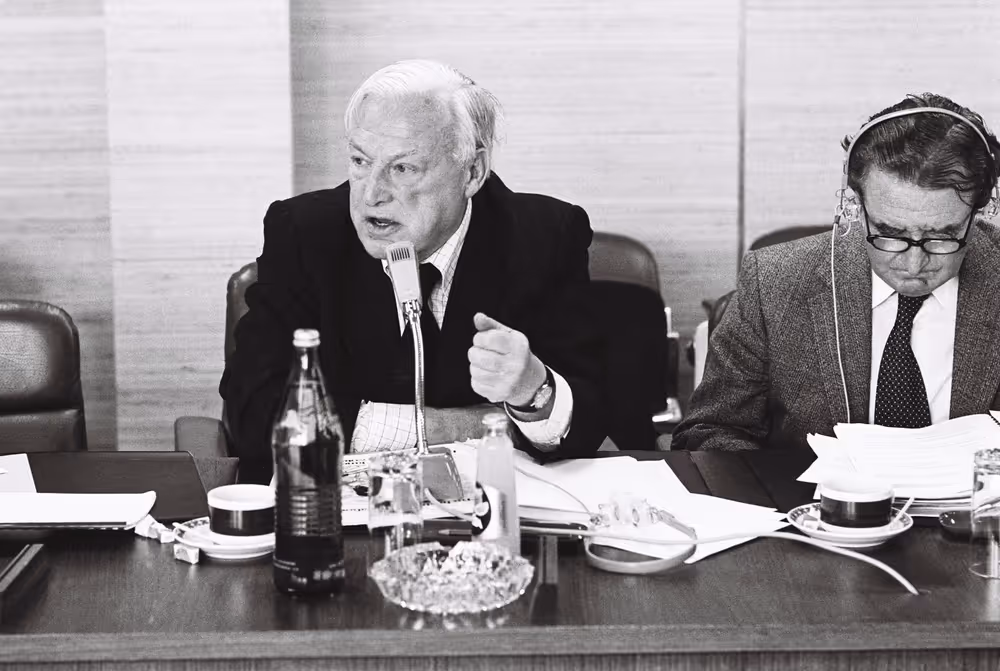 Hans Edgar JAHN, Lord Nicholas BETHELL (both not in the picture) and Lord John ARDWICK hold a press conferences in Luxembourg, October 1978