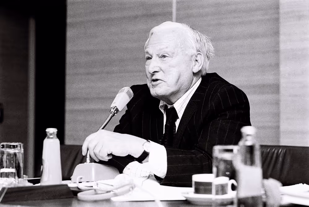 Hans Edgar JAHN, Lord Nicholas BETHELL (both not in the picture) and Lord John ARDWICK hold a press conferences in Luxembourg, October 1978
