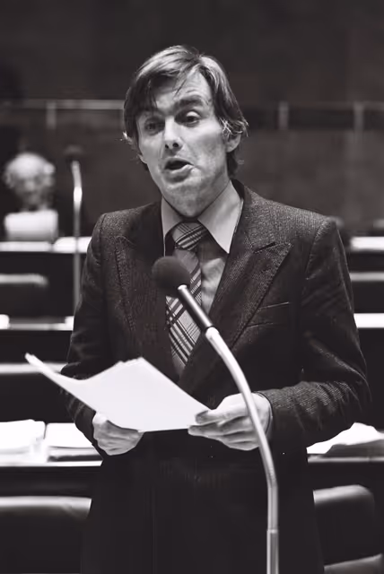 Fotografija 2: Pieter DANKERT MEP during a session in October 1978.