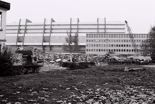 Zdjęcie 1: Demolition of the former EP building in Strasbourg, November 1978..