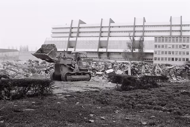 Zdjęcie 7: Demolition of the former EP building in Strasbourg, November 1978..