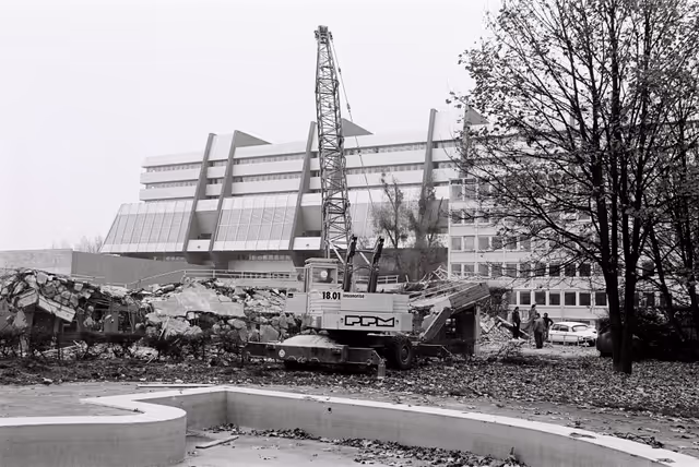 Zdjęcie 9: Demolition of the former EP building in Strasbourg, November 1978..