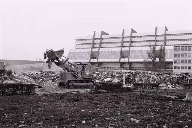 Zdjęcie 6: Demolition of the former EP building in Strasbourg, November 1978..