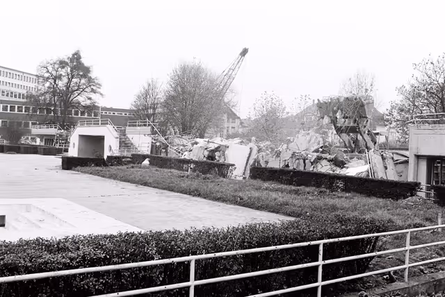 Zdjęcie 3: Demolition of the former EP building in Strasbourg, November 1978..