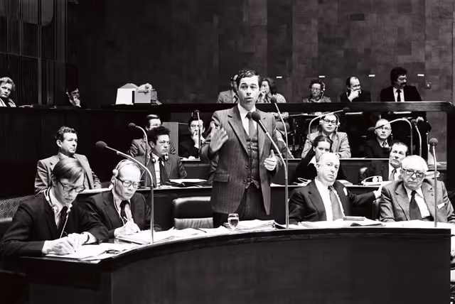 Foto 15: France Secretary of State Pierre BERNARD-REYMOND during a session in Luxembourg in February 1979.