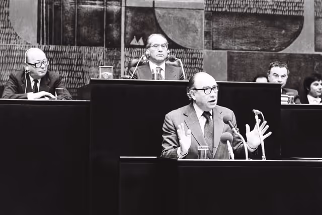 Foto 12: The European Commission President Roy JENKINS during a session in Luxembourg on February 1979.