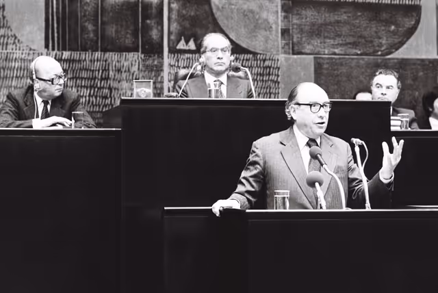 Foto 10: The European Commission President Roy JENKINS during a session in Luxembourg on February 1979.