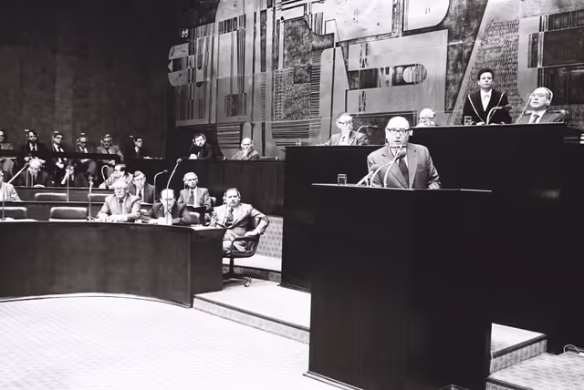 Foto 8: The European Commission President Roy JENKINS during a session in Luxembourg on February 1979.