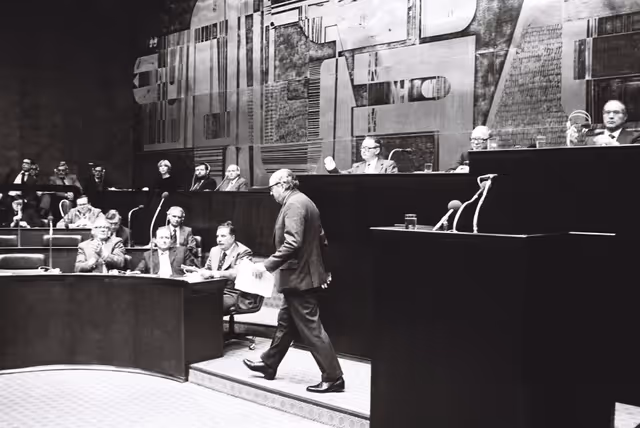 Foto 9: The European Commission President Roy JENKINS during a session in Luxembourg on February 1979.
