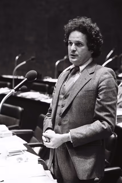 Foto 22: Jean-Pierre COT, Member of the European Parliament, during a session in Luxembourg in February 1979.