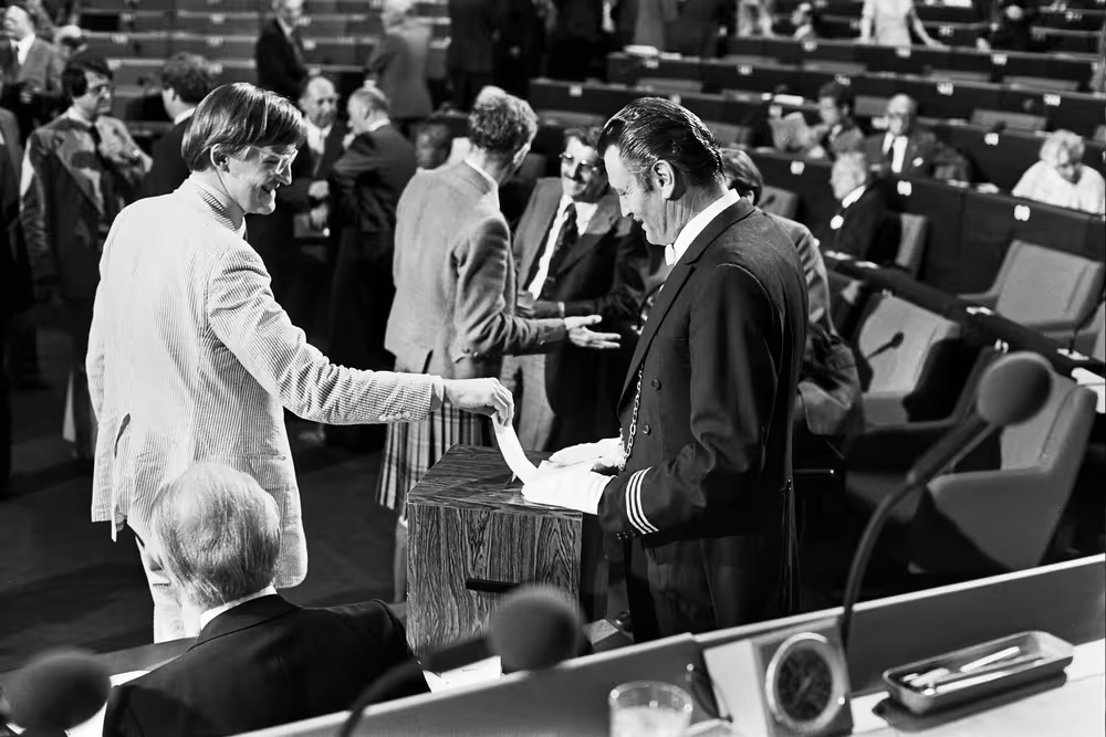 MEP insert their vote in the ballot box on 17 July in Strasbourg. This election would reveal Simone VEIL as the new directly elected President of the European Parliament.