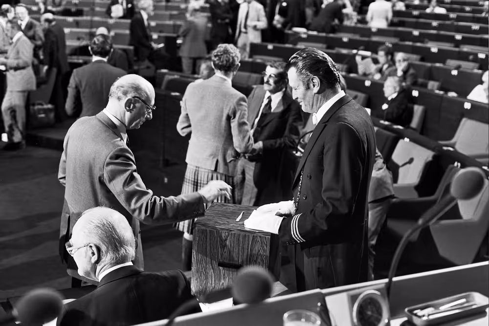 MEP insert their vote in the ballot box on 17 July in Strasbourg. This election would reveal Simone VEIL as the new directly elected President of the European Parliament.