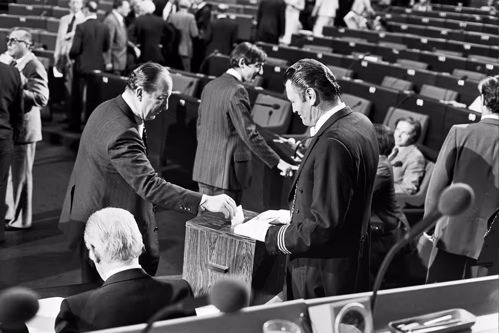 MEP insert their vote in the ballot box on 17 July in Strasbourg. This election would reveal Simone VEIL as the new directly elected President of the European Parliament.