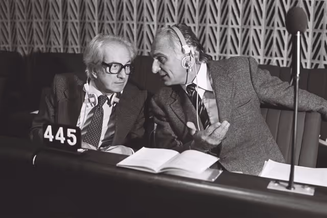 Fotografia 28: The MEPs Maurits COPPIETERS and Marco PANNELLA during a session in Strasbourg in September 1979.