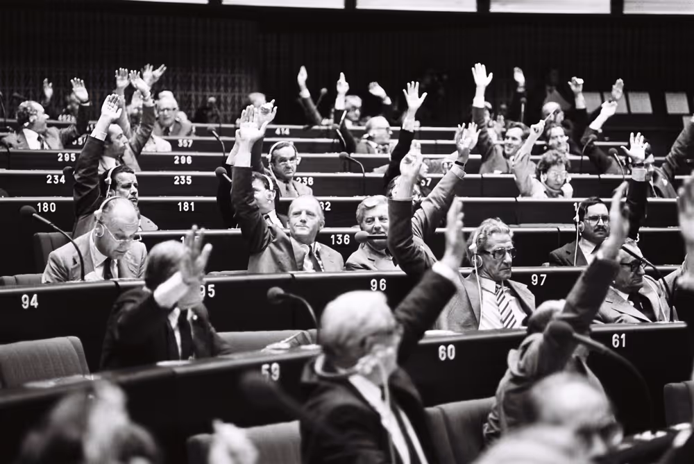 1979-09MEPS voting in the hemicycle