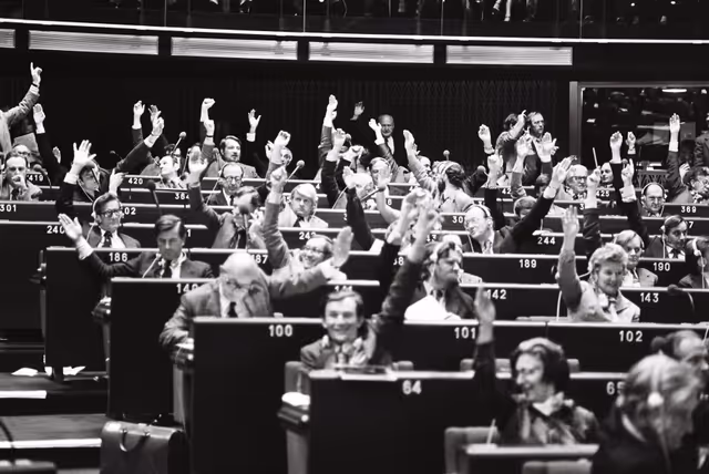 Suriet 1: 1979-09MEPS voting in the hemicycle